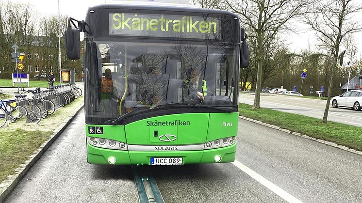 Vägen där bilen laddas när du kör