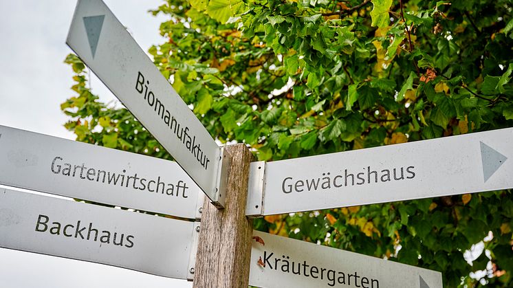 Hayingen_Wegweiser_im_Bio-Hotel-Restaurant_ROSE