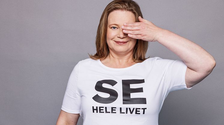 Marijke Vittrup tester synet - direktør i Øjenforeningen - foto af Ulrik Jantzen - Büro Jantzen