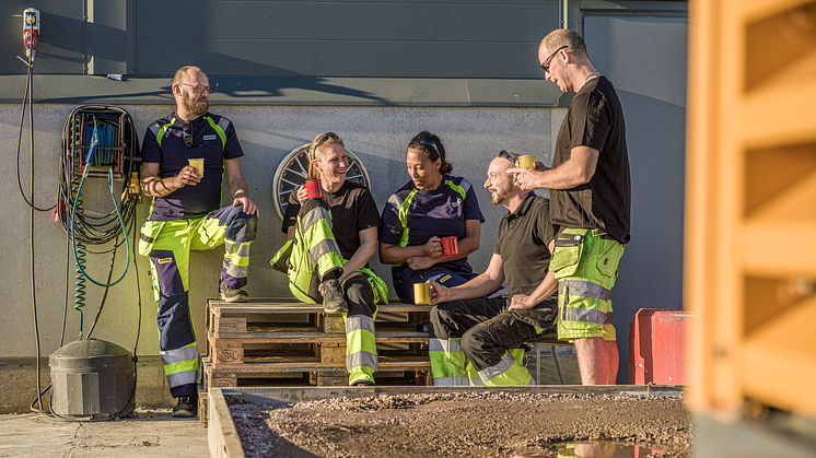 8 av 10 tycker att arbetsklimatet blir bättre på en jämställd byggarbetsplats. Dessutom jobbar man mer effektivt. Det visar siffror från Ramirentrapporten. Foto: Ramirent