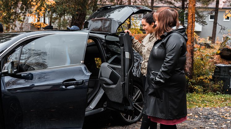 BMW och Elbilio inviger elbilspool i Bagarmossen