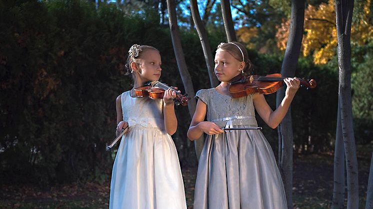 11-åriga tvillingarna Sofia och Anna Kyslyak är två musikbegåvningar som medverkar i festivalen.