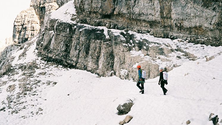 L.I.M Mountain PROOF Anorak_scenic_photo cred Jaka Bulc