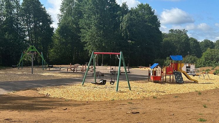 På lekplatsen finns allt från gungor, lekplatskarusell, klätterställning, gungbräda och labyrint.