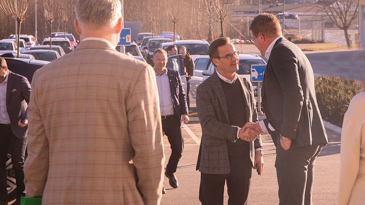 Statsminister Ulf Kristersson hälsas välkommen av Axjo Groups VD och koncernchef, Jacob Nilsson