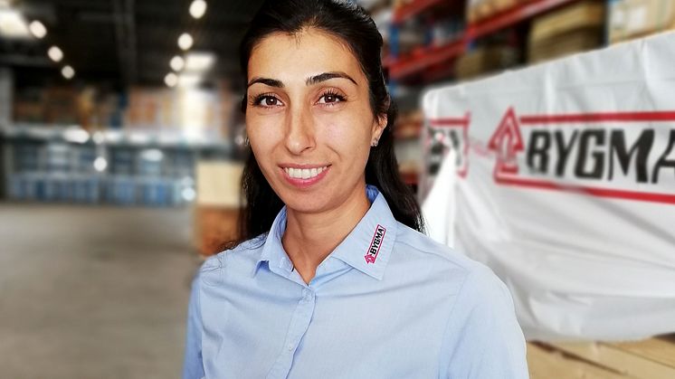 Elnaz Ehsani, ny klima- og bæredygtighedsdirektør, har de seneste år drevet og defineret den grønne dagsorden hos Bygma Gruppen. Det arbejde glæder hun sig til at fortsætte med, blandt andet med et stort fokus på at geare SMV’erne til at investere i 