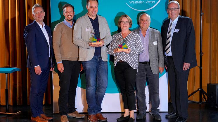 WWKULTURPREIS22 fürs Cafe (v. l.): Jürgen Noch, WW, Simon Hillebrand und Stefan Marx, Cafe & Zimmertheater, Nadine Fellmann, Stadt HX, Laudator Hans Jacobshagen und Volker Rodemund, Stadt HX.