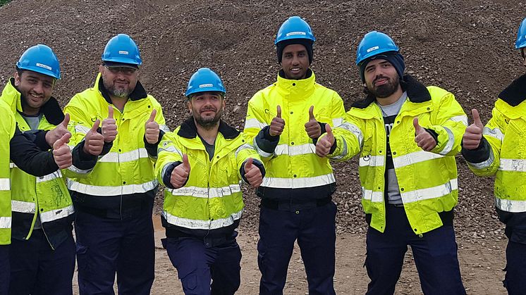 Förhoppningsfulla elever i ett skånskt grustag på Yrkesakademin i Höör.