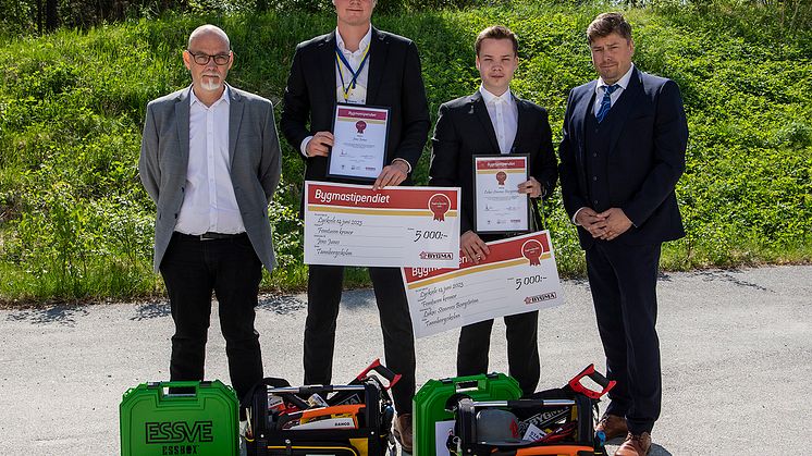 Bygmastipendiaterna vid Tannbergsskolan i Lycksele, Jens Junes och Lukas Stenroos Borgström flankerade av Bygmas Mattias Danielsson och bygglärare Dan Carlsson från Tannbergsskolan.