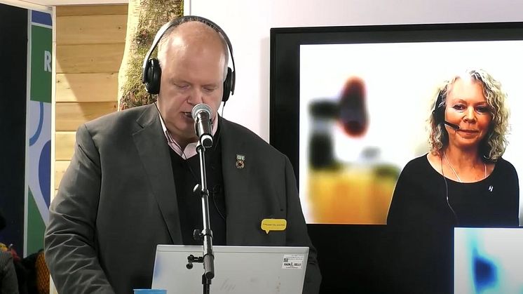 Cecilia Flatt på Midland introduceras i paneldiskussionen kring återvinning.