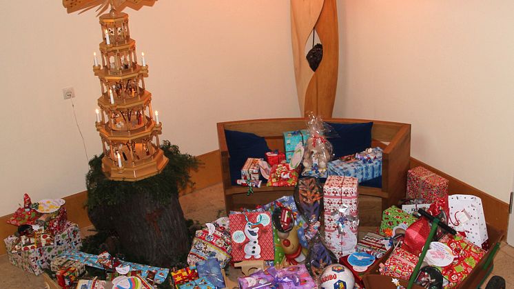 Wunschbaumaktion für Bärenherz – Real-Märkte in Grünau und Burghausen bringen Geschenke ins Kinderhospiz