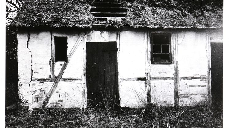 Viggo Rivad: Fotografi fra serien "Forladt Hus". Betitlet og signeret. Vurdering: 2.000-4.000 kr.