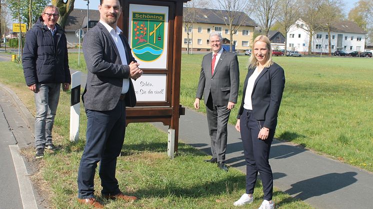 Werben dafür, dass sich möglichst viele Schöninger an der Umfrage beteiligen: (Hinten v. l.) Leonard Brink, Vorsitzender Heimatverein Schöning, Bürgermeister Werner Peitz (vorne v. l.) Sascha Gödecke und Leonie Riekschnietz von Westfalen Weser Netz