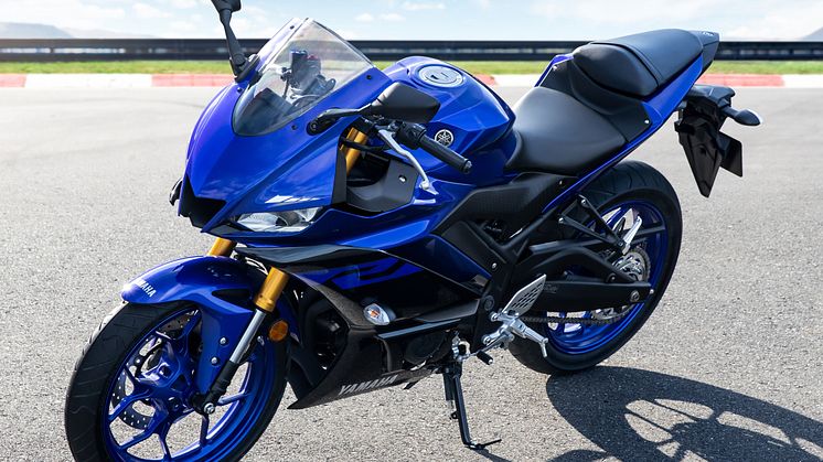 「YZF-R25 ABS」　ディープパープリッシュブルーメタリックC