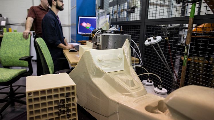 Tester 3D-printer for spesialtilpassede bildeler 