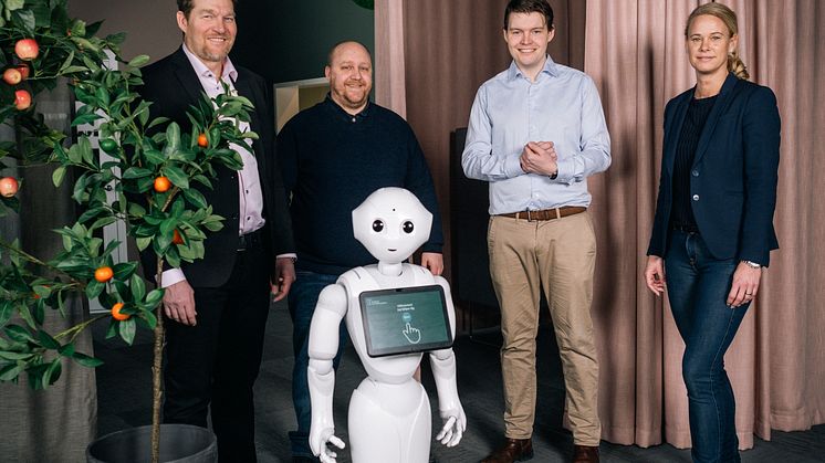 Henrik Örneblad, vd på Huddinge Samhällsfastigheter och Mathias Holm, IT & digitaliseringschef på Huddinge Samhällsfastigher tillsammans med bolagets AI-robot Pepper samt Joel Pettersson, vd på Digital Edge och Kristin Berg, vd på FAST2.