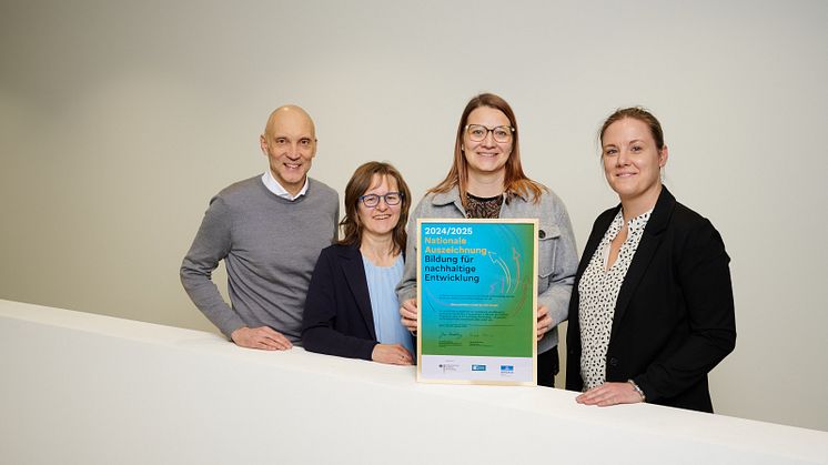 Das Team der LEW-Bildungsinitiative 3malE freut sich erneut über die "Nationale Auszeichnung - Bildung für nachhaltige Entwicklung (BNE)". v.l.: Thoms Renz, Leiter der Bildungsinitiative, Petra Schuster-Klante, Elke Ehinger und Nicole Hermann.