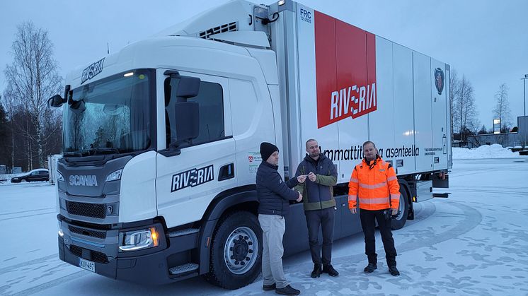 Scania Suomi Oy:n myyntipäällikkö Ville Nevalainen luovutti uuden Scania 25P täyssähkökuorma-auton avaimet Riverian koulutuspäällikkö Aki Hankilanojalle ja projektipäällikkö Tapio Tolvaselle