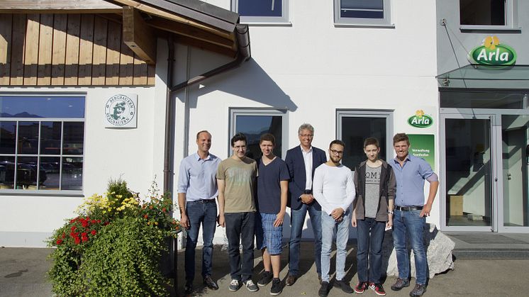 Die neuen Arla Auszubildenden im Allgäu mit ihren Ausbildern.