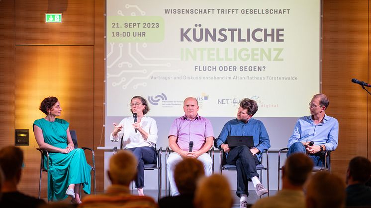 KI-Expert/-innen-Panel im Dialog mit Bürgerinnen und Bürger aus Fürstenwalde/Spree. (Bild: Florian Reischauer)