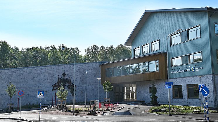 Härlandatjärnskolans entré