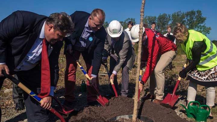 Spaden i jorden för Kungälvs nya stadsdel