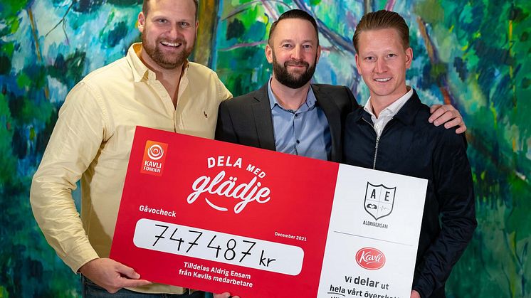En glädjens dag! Från vänster - Sebastian Nilsson, Projektledare för Aldrig Ensam, Marcus Boltestam, säljare på Kavli & Charlie Eriksson, grundare av Aldrig Ensam.