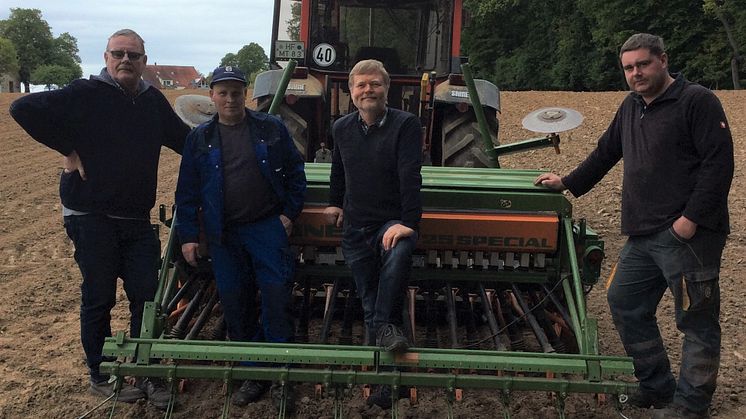 Packen bei der Einsaat des Blühstreifens in Muckum gemeinsam an (v. l.): Jürgen Lütkenhöner, Lohnunternehmer, Landwirt Karl Wilhelm Rathert aus Dünne, Norbert Darnauer, Asset Manager bei Energieservice Westfalen Weser und Niels Lütkenhöner.