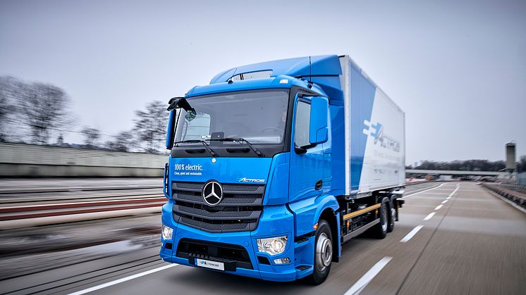 Elektrisk lastbil fra Mercedes ruller ud til de første kunder