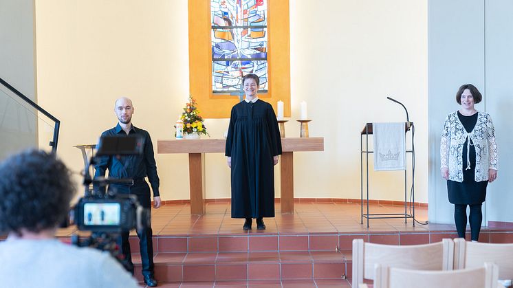 Bei der Video-Produktion: Stefan Betzler (freier Mitarbeiter der Hephata-Öffentlichkeitsarbeit, von links), Organist Martin Kaiser, Pfarrerin Annette Hestermann und Kantorin Dorothea Grebe.