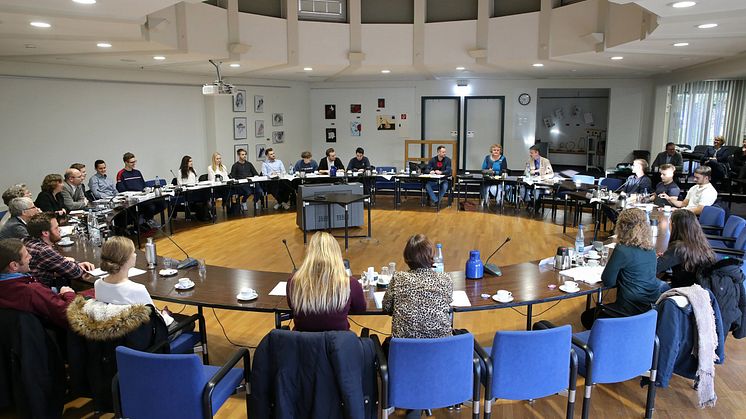 Getting involved rather than just being present: BPW apprentices discussed the situation of the local playgrounds in the council hall at the Wiehl town hall. 