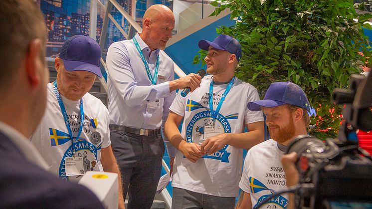 Maximiliam Biasi är Sveriges snabbaste montör. Här intervjuas han av Mattias Lööf från ASSA ABLOY.
