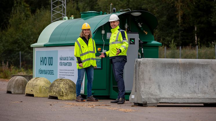Ragnhild Oskarsson, bränslechef Växjö Energi och Erik Tellgren, vd Växjö Energi, vid tankstationen med förnybar diesel. Foto Johan Nordström.