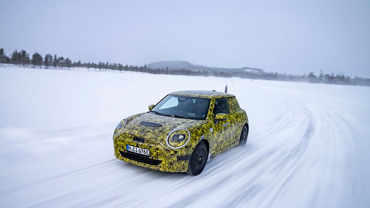 Neste generasjon elektriske MINI testes på nordisk is og snø