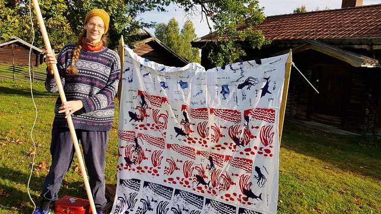Konstnären och grafikern Hilda Lindström skapade en mobil fiskdamm som hon förra året åkte på turné med i Dalarna. I år kommer dalfolket att få uppleva Hildas fiskdamm 2.0.