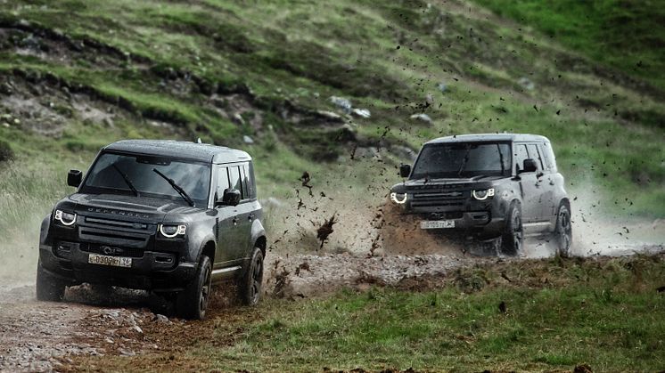 New Defender during rehearsals on set of NTTD_07 Copyright 2020 Danjaq LLC and MGM_ All Rights Reserved