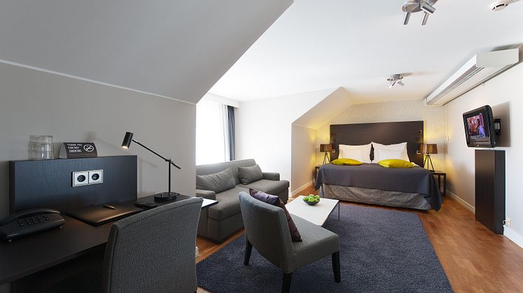 Hotel-room-desk-clarion-hotel-plaza