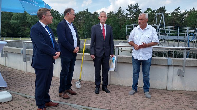 AZV Geschäftsstellenleiter Lars Mögel (2.v.r.) weihte gemeinsam mit Veolia Geschäftsführer Thiébauld Mittelberger (l.), Bürgermeister Heiko Driesnack (2.v.l.) und dem 1. Königsbrücker Klärwärter Ralf Messerschmidt (r.) die ertüchtigte Kläranlage ein.