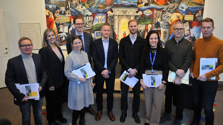 På bilden: Marcus Johansson, Maria Widén, Jane Wågsäter, Johan Lorentzon, Daniel Lindström, Karl-Johan Grem, Linda Elmgren, Ulf Arnemo, Magnus Laneborg.