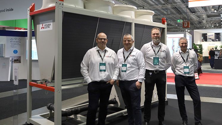 Nye Mitsubishi Electric MIENAI 110 kW luft-vann for nordisk klima. Fra venstre: Vegard Haug (Selger), Jakob Eide (Produktsjef), Tom Isaksen (Salgsingeniør) og Terje Michelsen (Salgsingeniør).