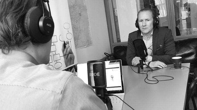 Programledaren Daniel Friberg (närmast i bild) och gästen Johan Berg under inspelningen av Riskpodden.
