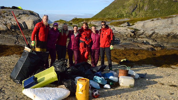 Strandrydding i Lofoten Foto: Martin Emhjellen 