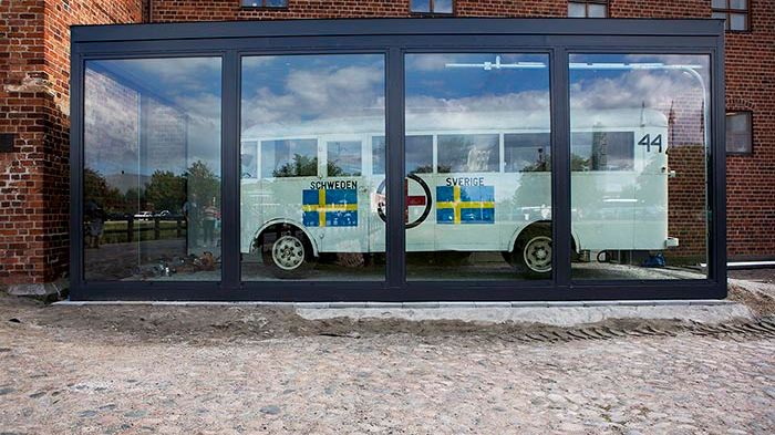 Vita bussen på plats framför Malmöhus slott