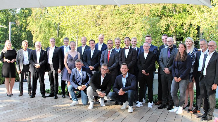 17 neue Fachleute für die Energiewende. Andreas Speith, Geschäftsführer bei WW (1. v. r.), Burkhard Thiele, Leiter Aus- und Weiterbild. (2.v.r.), Burkhard Heinisch, IHK OWL (1.v.l) und Guido Merzbach, Leiter Pers. WW (5.v.l) gratulierten als Erste.