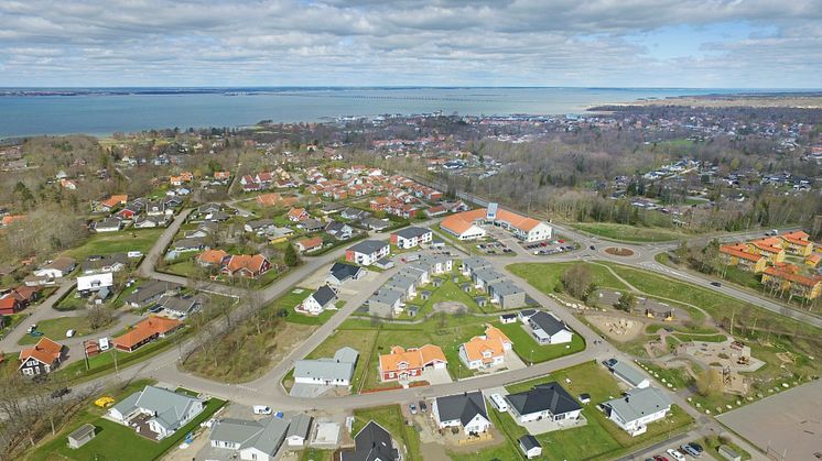 Montage med illustration av området med kvarteret BoKlok Smaragden i mitten, Färjestaden. 