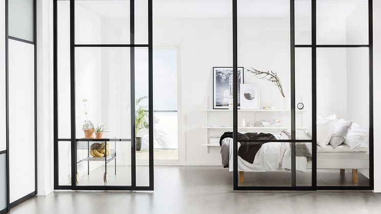 Elfa - Skyvedør Estetic med sort profil og klart glass