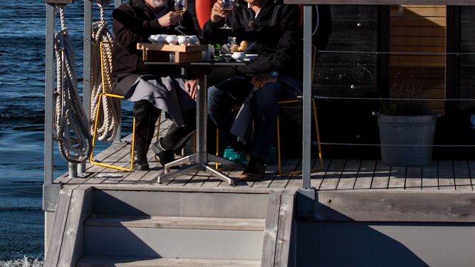 Björn Hellberg & Ingvar Oldsberg utanför hotell Salt & Sill på Klädesholmen
