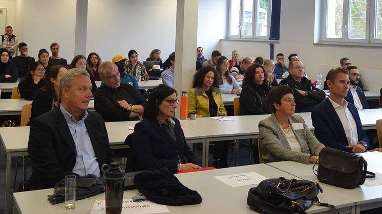 WEDNESDAY FOR SMARTNESS: Studierende der Hochschule der Wirtschaft für Management (HdWM) mit neuartigem Format für informellen Austausch und Dialog