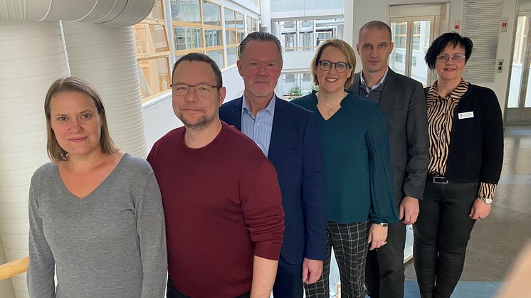Ett enigt KSAU fattade beslut. Maria Hjärtqvist (S), Johan Ask (S), Johan Rahmberg (kommundirektör), Theres Sahlström (M) kommunstyrelsens ordförande, Torbjörn Bergman (SP) och Ulrica Johansson (C).