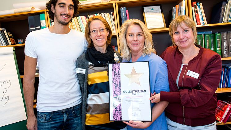 Stolta medarbetare på SESAM får diplom av Filip Garcia från RFSL (till vänster i bild). Bredvid står kurator Lisa Gulbrandsen, sjuksköterska Ann-Marie Sjöblom och kurator Ann-Charlotte Börjesson.